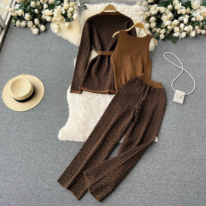 Trendy women's loungewear set with graphic pattern and relaxed fit Lune London