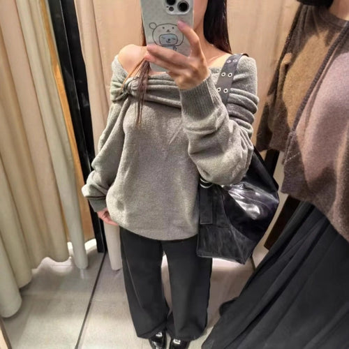 Pull élégant pour femmes avec col châle asymétrique et fermeture décorative Chic & Stil