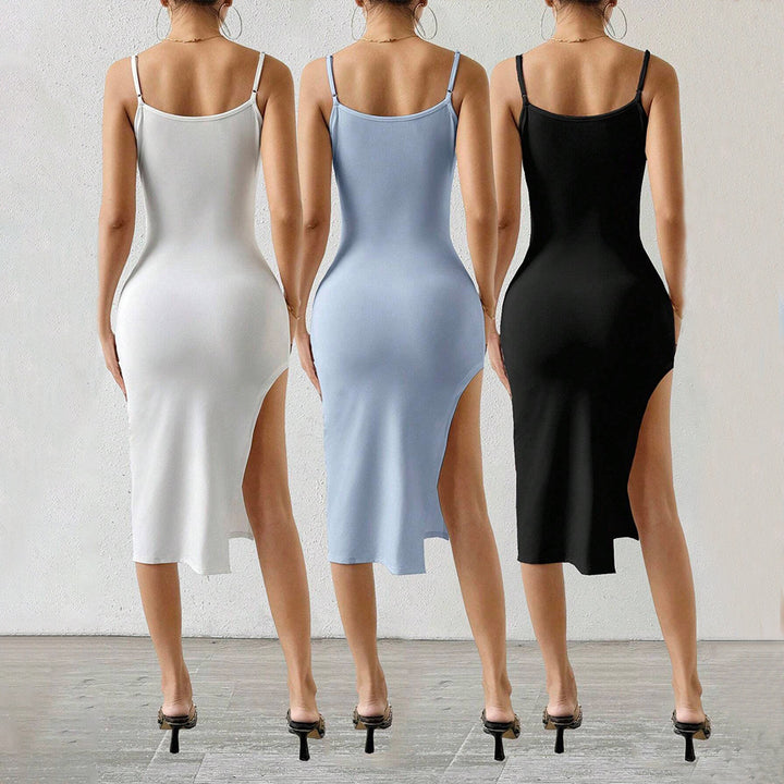 Robe mini pour femmes avec un design chic à bretelles spaghetti et une fente élégante Chic & Stil