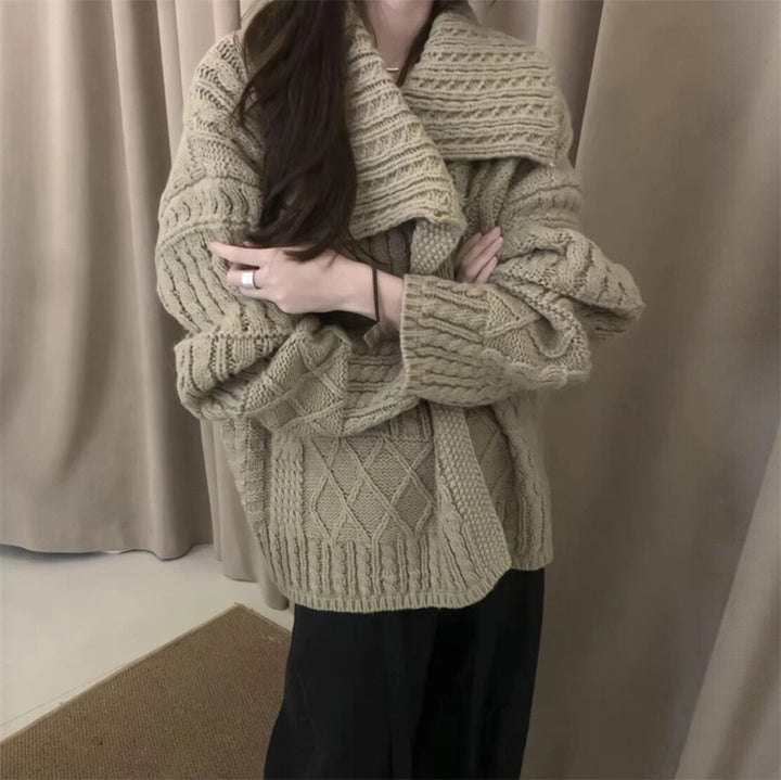 Cardigan pour femmes avec motif en cable complexe et matière douce Chic & Stil