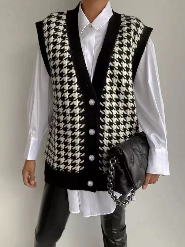 Knitted cardigan for women with a modern houndstooth pattern and stylish button details Lune London