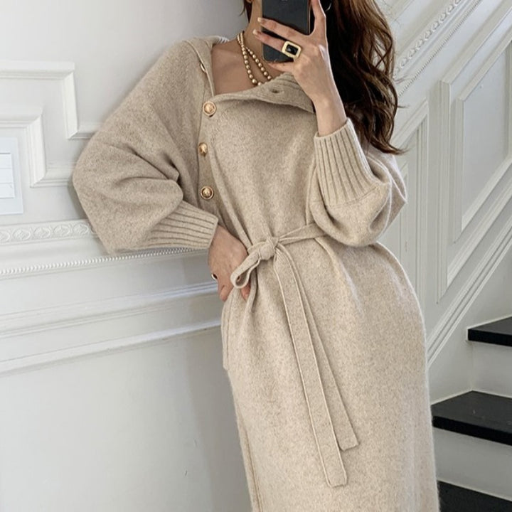 Robe tricotée élégante pour femme avec col haut à la mode et boutons décoratifs Chic & Stil