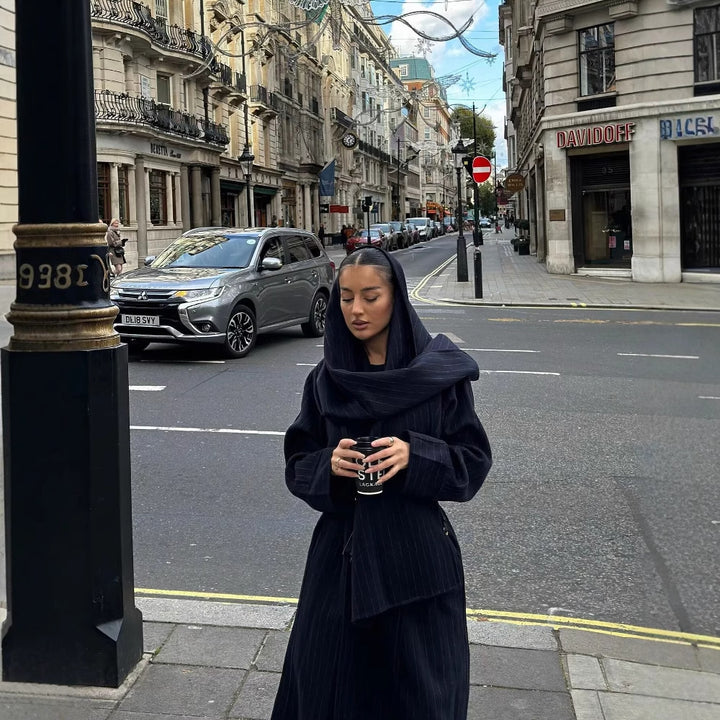Manteau élégant pour dames avec large col et ceinture Chic & Stil