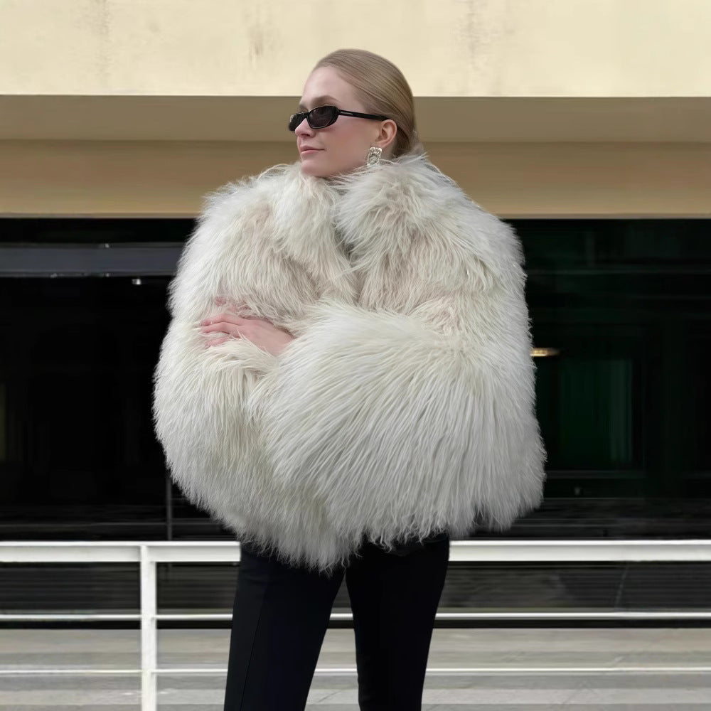 Ladies Luxurious Fur Coat with Voluminous Sleeves and a Chic Elegant Cut