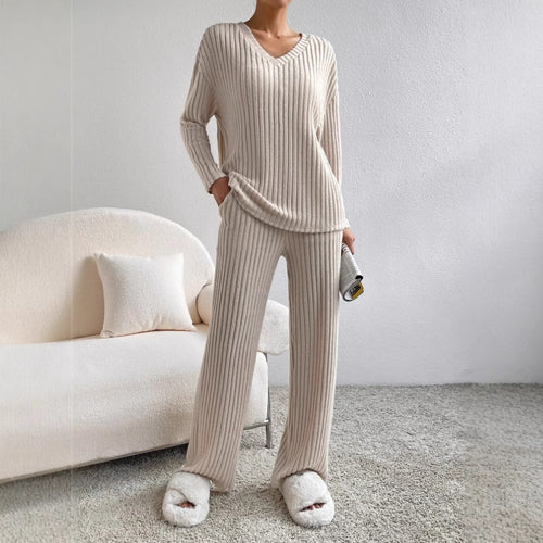 Comfortable knit set for women with V-neck and wide pants Amarae