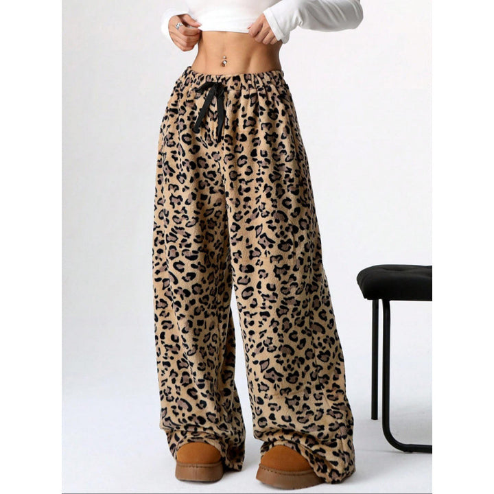 Comfortable women's pants with leopard print Lune London