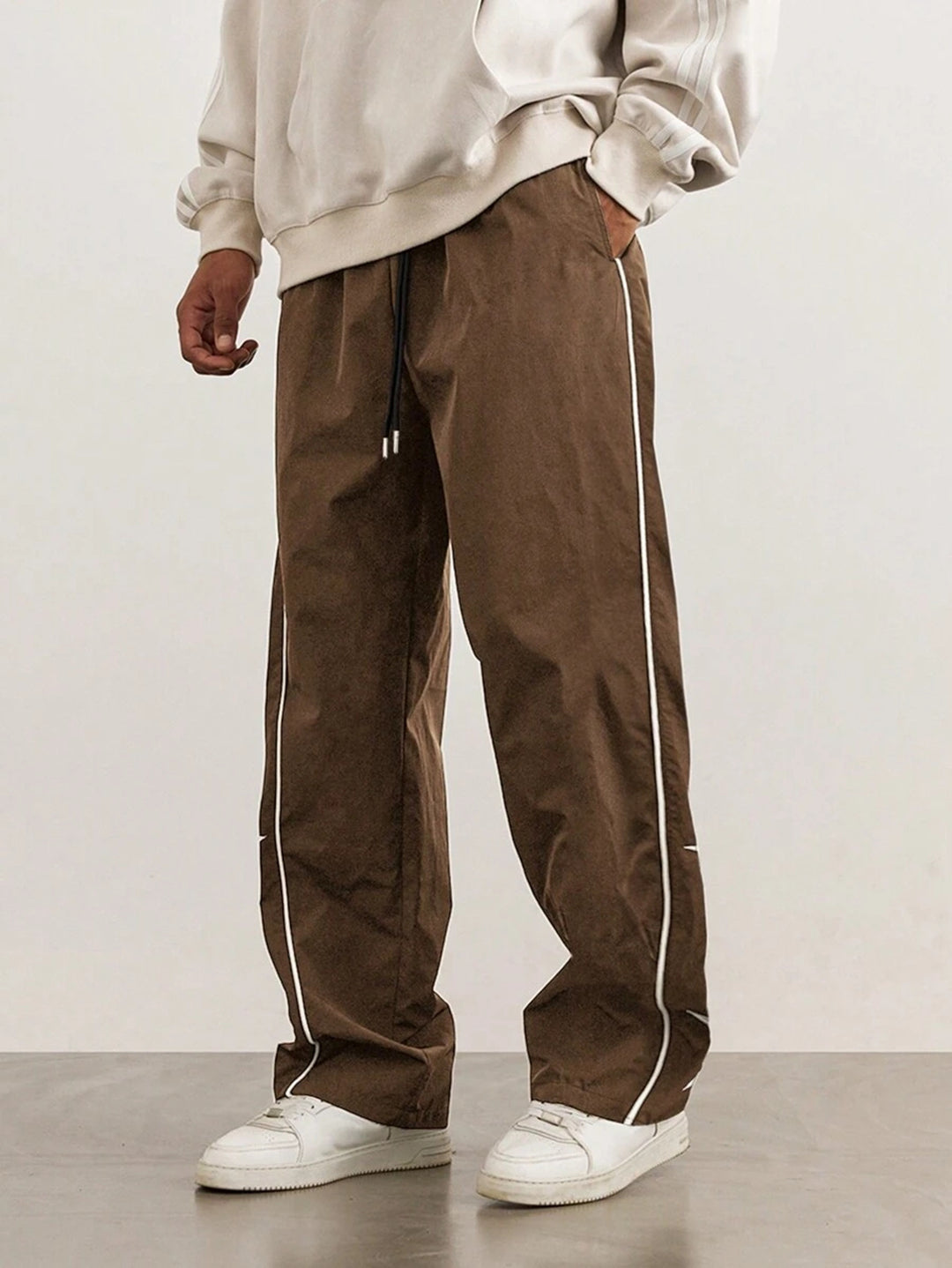 Leisure pants for men with contrasting side stripes Lune London