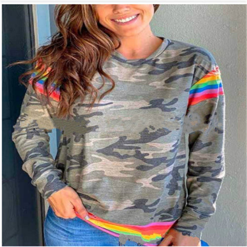 Sweat-shirt pour femmes avec un motif camouflage coloré et des accents arc-en-ciel Chic & Stil