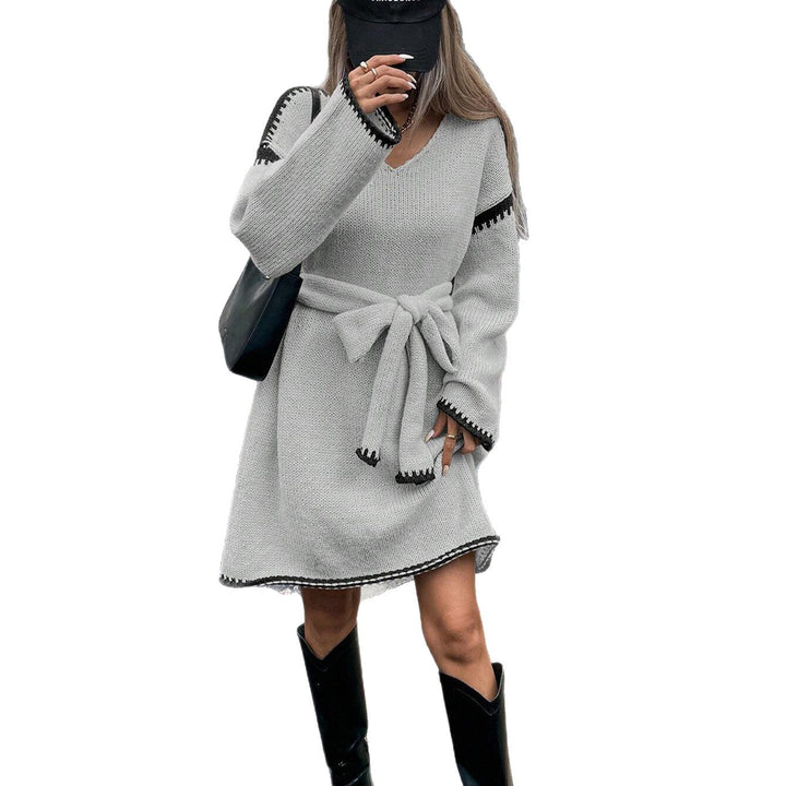 Robe tricotée pour femmes avec ceinture réglable et détails optiques Chic & Stil