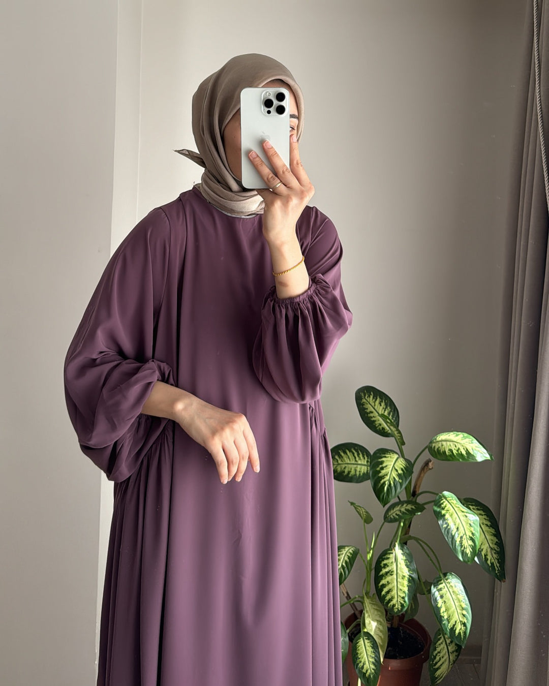 Elegant maxi dress for ladies with voluminous sleeves and a fluid cut Lune London