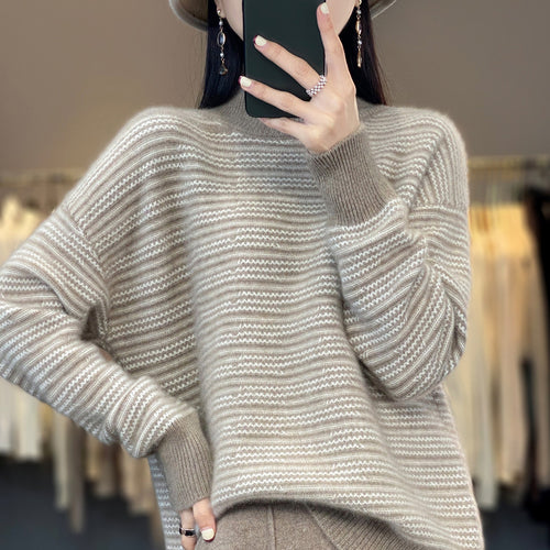 Pull en tricot pour femmes avec un motif à rayures moderne et des trous pour les pouces confortables Amarae