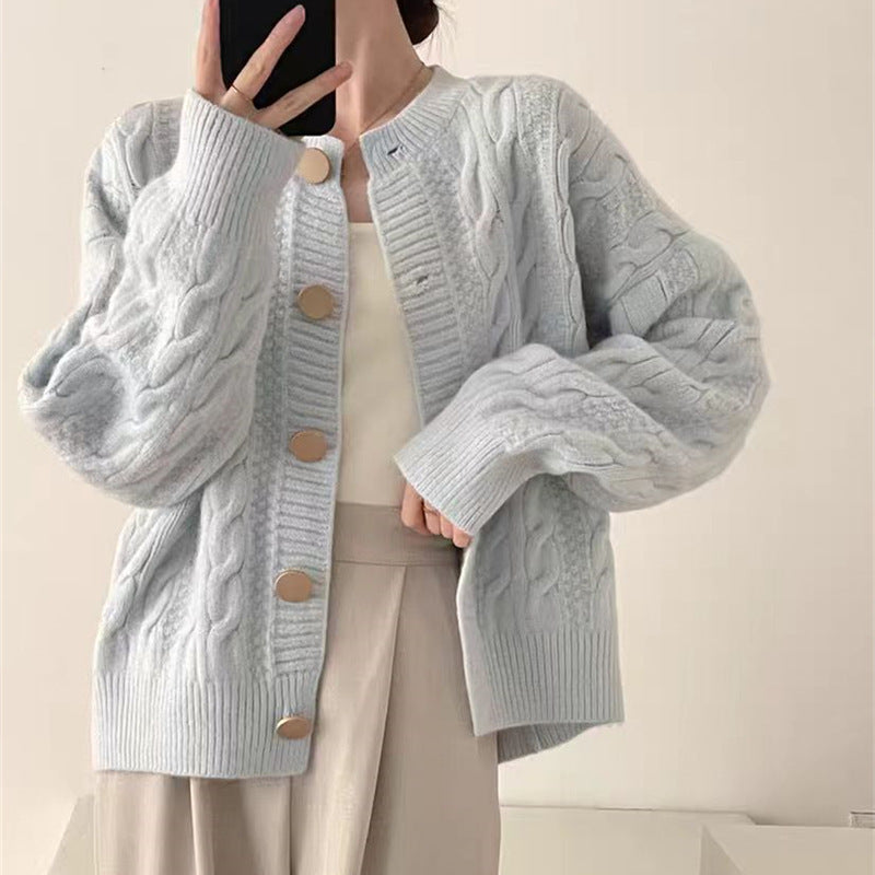 Cardigan pour femmes avec motif en câble et gros détails de bouton Chic & Stil