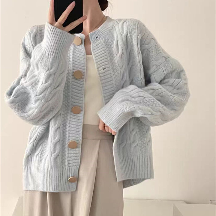 Cardigan pour femmes avec motif en câble et gros détails de bouton Chic & Stil