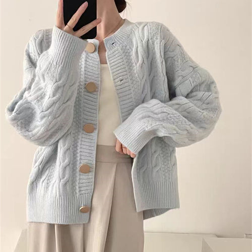 Cardigan pour femmes avec motif en câble et gros détails de bouton Chic & Stil