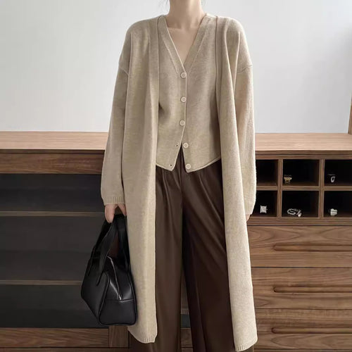Ensemble tricot pour femmes avec décolleté en V et détail de boutons Chic & Stil