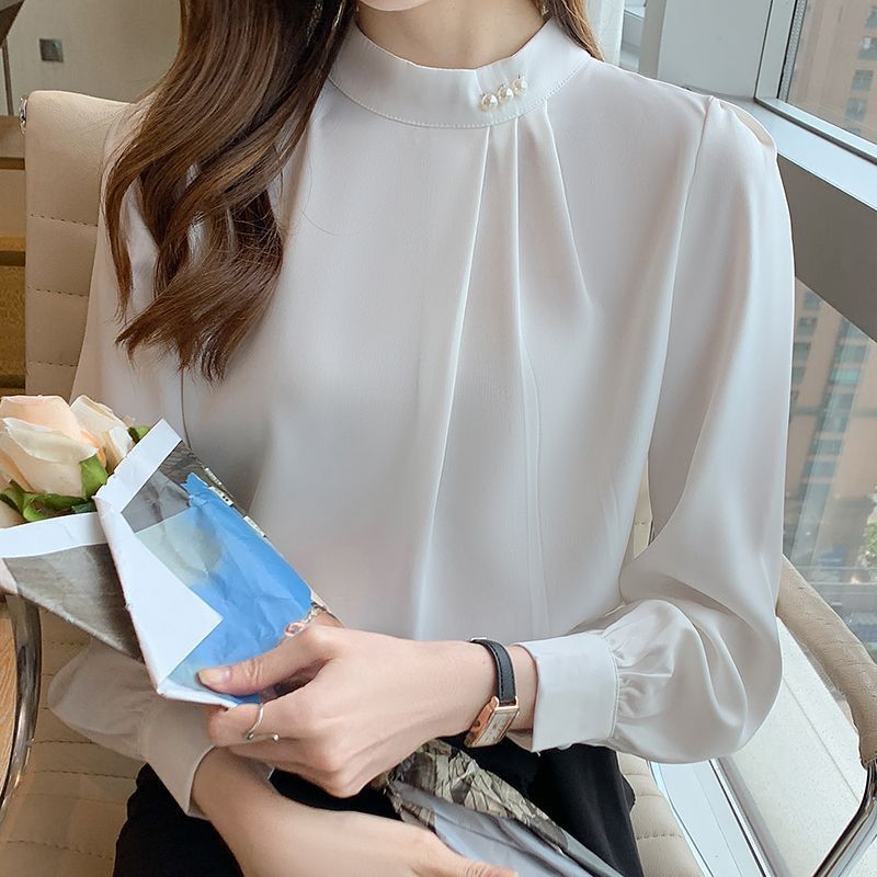Blouse élégante pour femmes avec des détails en volants et un col stylé Chic & Stil