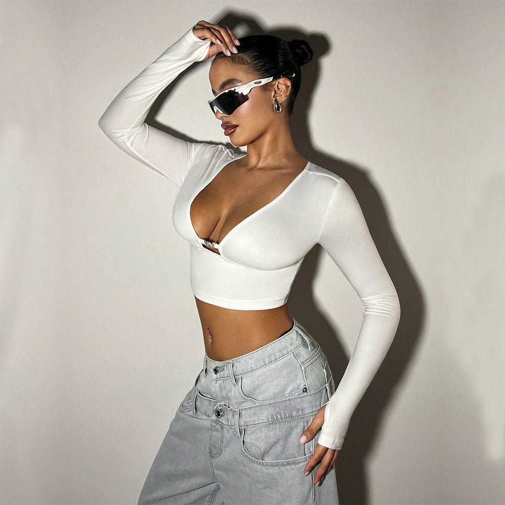 Haut à manches longues cropped pour femmes avec décolleté en V profond et boucle décorative Chic & Stil