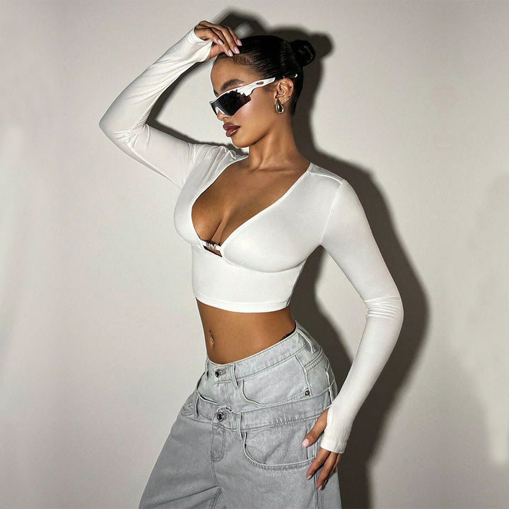 Haut à manches longues cropped pour femmes avec décolleté en V profond et boucle décorative Chic & Stil