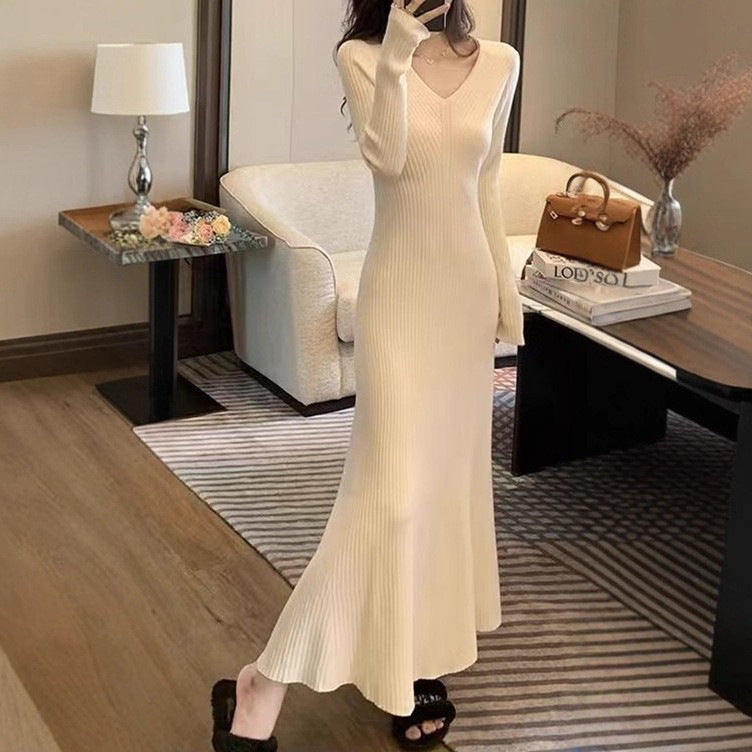Maxi knit dress for women with V-neck and fine ribbed texture Lune London