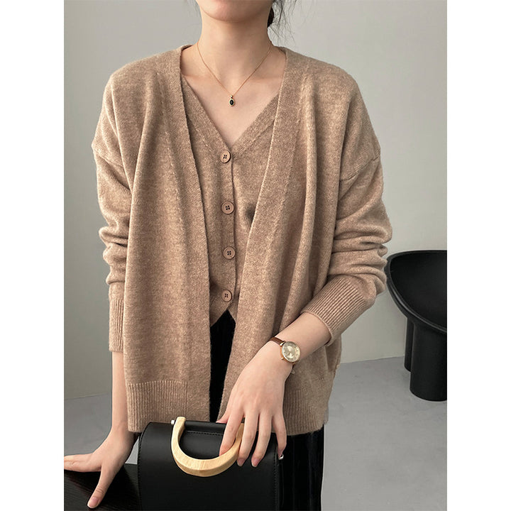 Cardigan tricoté pour femme avec col en V et détails de boutons Chic & Stil
