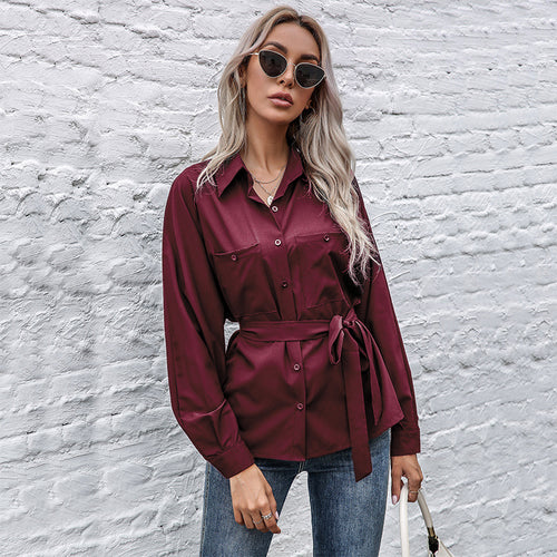 Chemisier en satin pour femmes avec ceinture à nouer et poches poitrine Chic & Stil