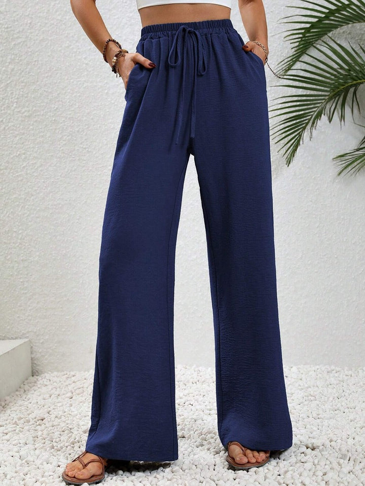Loose-fit leisure pants for women with an elastic waistband and practical side pockets Lune London