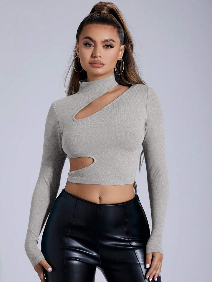 Haut court à manches longues ajusté pour femmes avec découpe asymétrique Chic & Stil