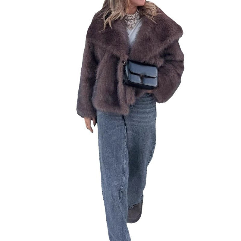 Faux fur jacket for women with wide collar and luxurious cut Lune London