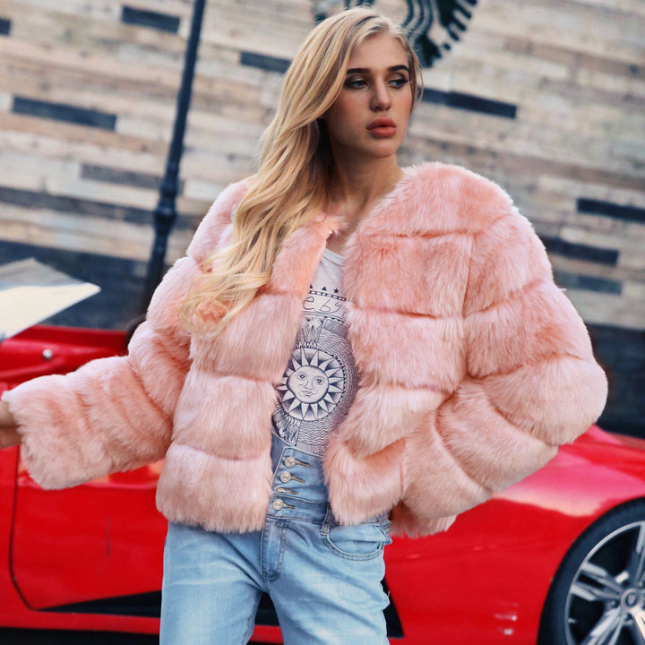 Ladies trendy faux fur jacket with voluminous sleeves and a luxurious cut Lune London