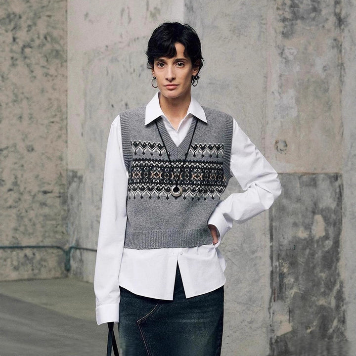 Pull en maille à la mode pour femmes avec décolleté en V et motif géométrique Chic & Stil