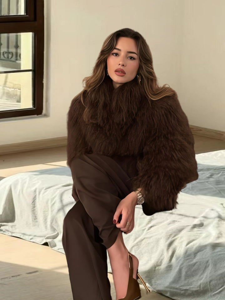 Ladies Luxurious Fur Coat with Voluminous Sleeves and a Chic Elegant Cut