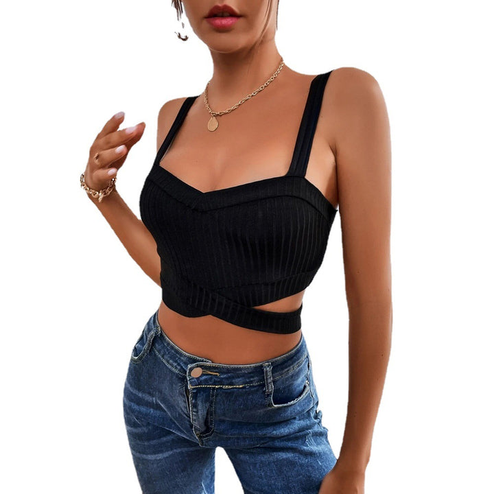 Crop top ajusté pour femmes avec des détails découpés et un design moderne en côtes Chic & Stil