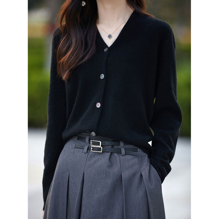 Cardigan tricot long pour femmes à manches longues en matériau doux avec un élégant décolleté en V Chic & Stil