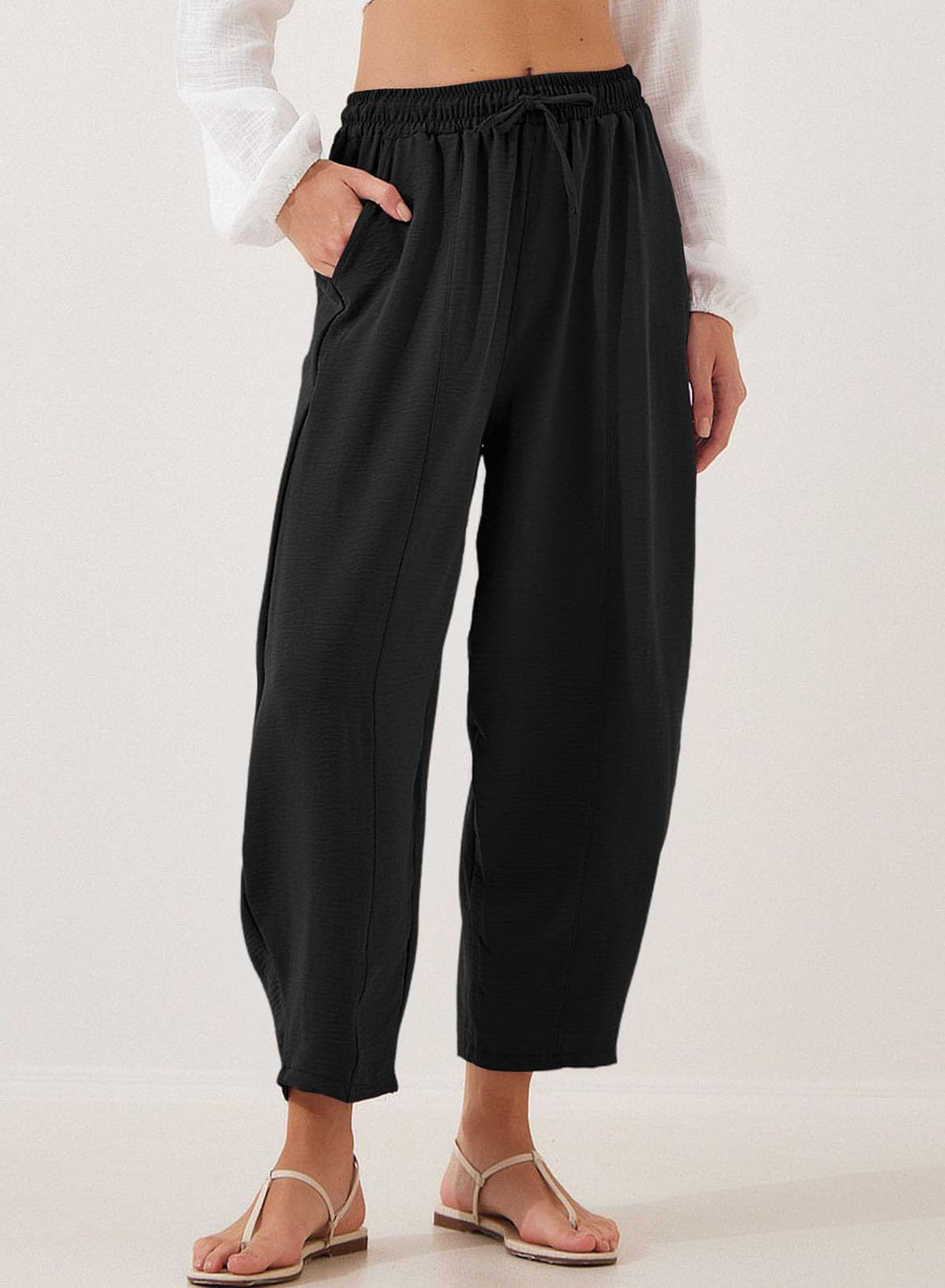 Casual leisure pants for women with elastic waistband and practical pockets Lune London