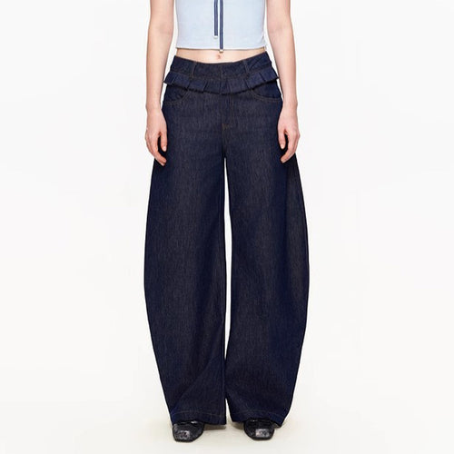 Pantalons en denim larges pour femmes avec taille haute et plis à la mode.
