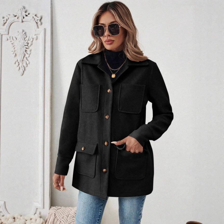 Trendy utility jacket for women with large pockets and golden print Lune London