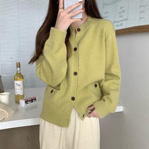 Cardigan tricoté confortable pour femmes avec poches pratiques et fermeture à boutons Chic & Stil