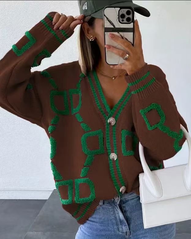 Cardigan féminin ludique avec motif coloré et détails de boutons Chic & Stil