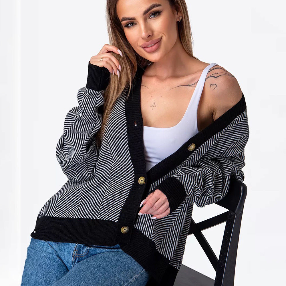 Veste en tricot à la mode pour femmes avec un motif en chevrons et une élégante patte de boutonnage Chic & Stil