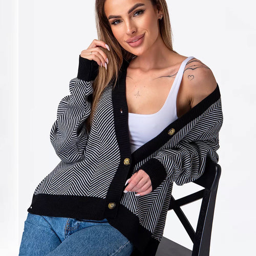 Veste en tricot à la mode pour femmes avec un motif en chevrons et une élégante patte de boutonnage Chic & Stil