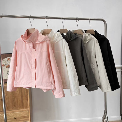 Veste de transition légère pour femmes avec capuche et fermeture éclair pratique Chic & Stil