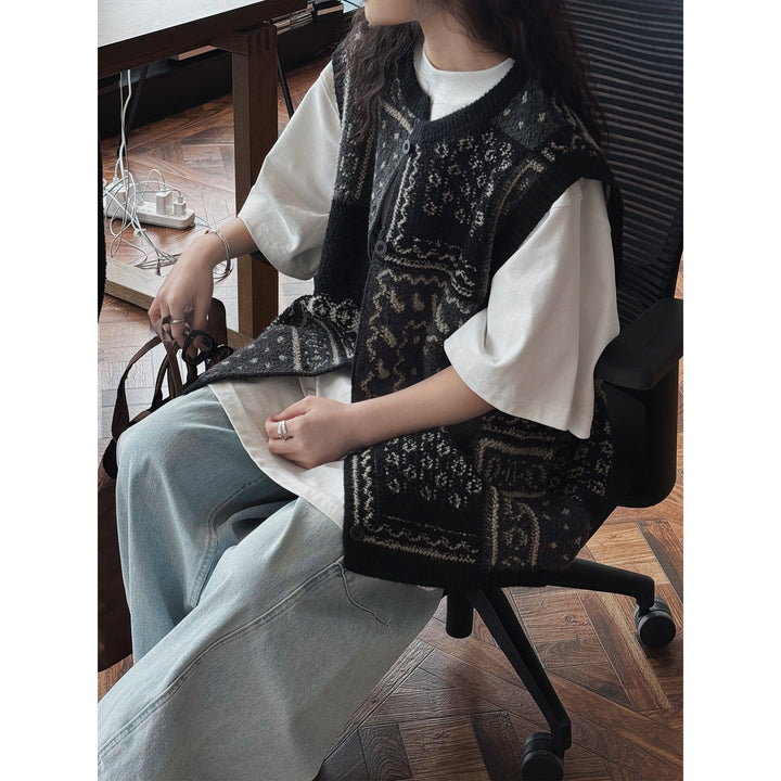 Women’s jacquard knitted vest with button placket and ribbed neckline Amarae
