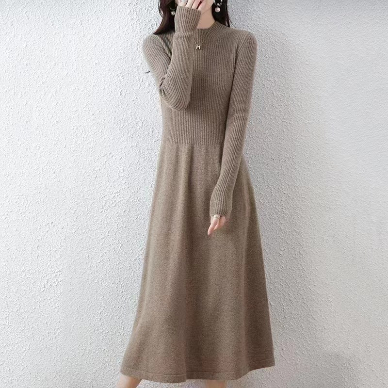 Robe en maille pour femme avec élégant col cheminée et jupe évasée Chic & Stil