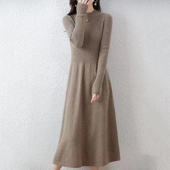 Robe en maille pour femme avec élégant col cheminée et jupe évasée Chic & Stil