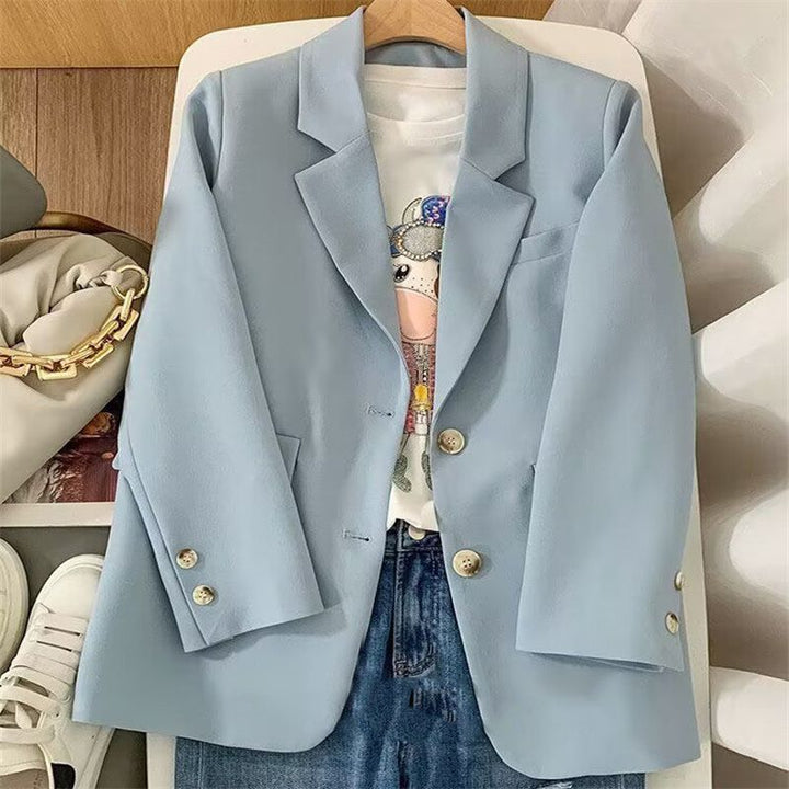 Blazer féminin chic avec tissu texturé et détails de bouton élégants Chic & Stil