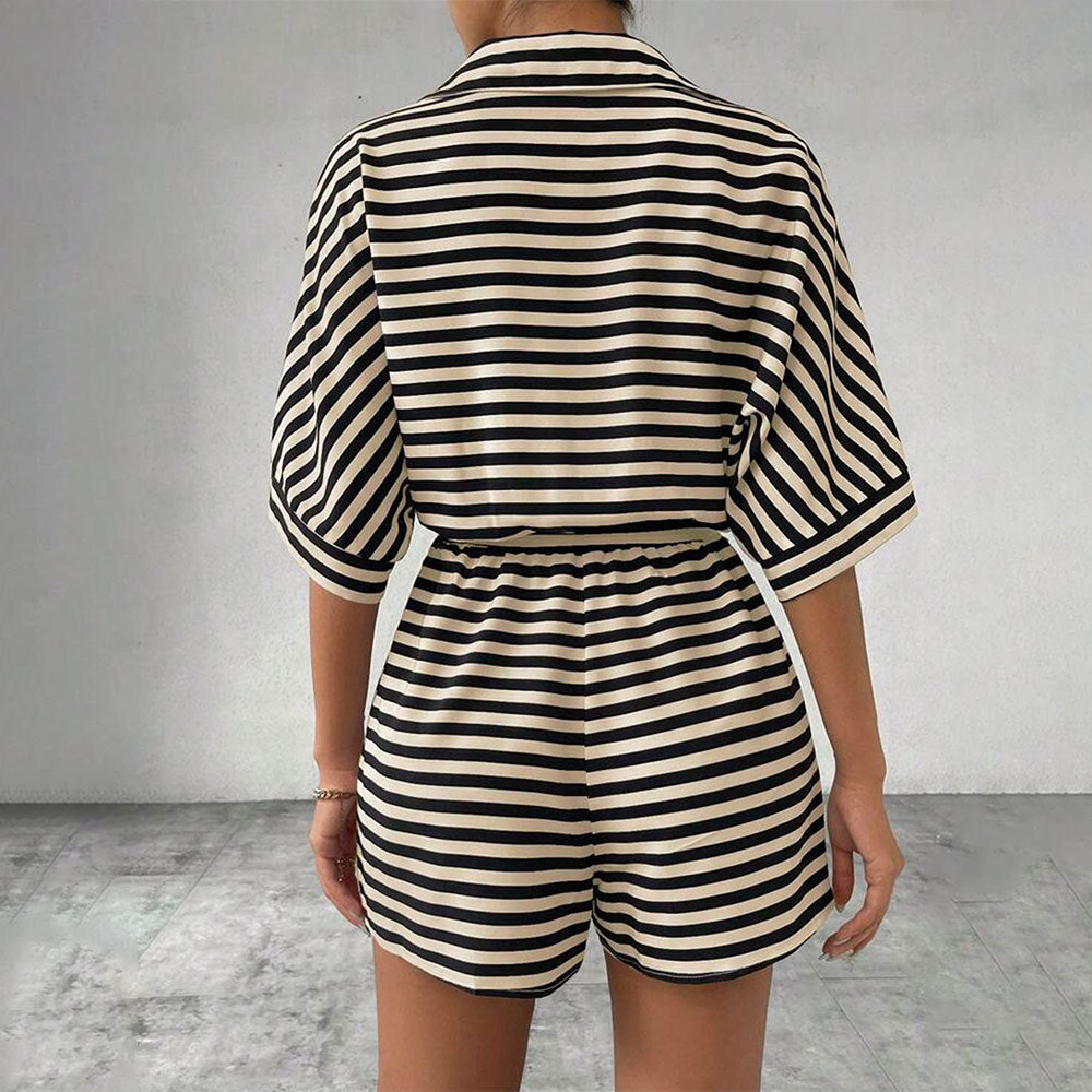 Combinaison short femme avec un motif rayé fin et une coupe ajustée Chic & Stil