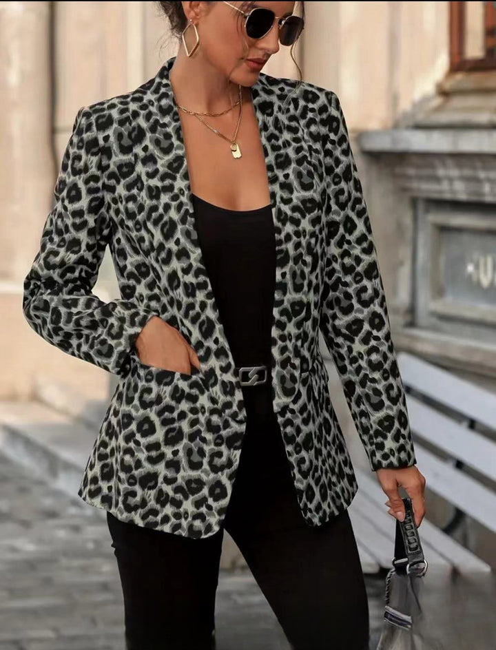 Fashionable women's blazer in leopard design with slim fit Lune London