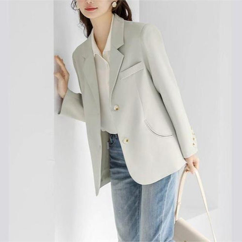 Blazer élégant pour femmes avec de fins détails de boutons et une silhouette cintrée Chic & Stil