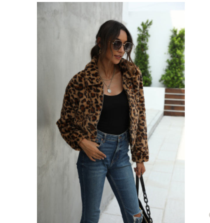 Short jacket for ladies in chic leopard print Style