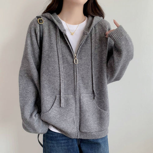 Veste à capuche pour femmes surdimensionnée avec une coupe courte et des poches pratiques Chic & Stil